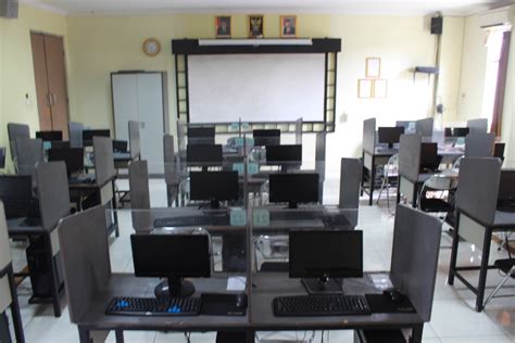 ruang lab komputer  smait thariq bin ziyad