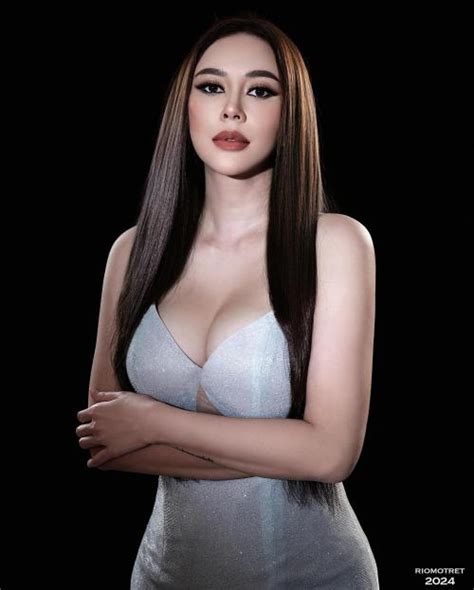 Aura Kasih Tampil Seksi Dengan Dress Putih Pamerkan Body Goals Netizen