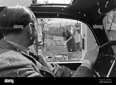 Der Autorennfahrer Hermann Lang In Seinem Auto Deutschland 1930er