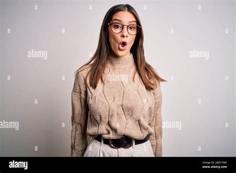 Jeune femme d affaires brunette portant un pull décontracté et des lunettes se tenant peur et