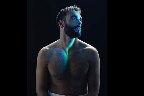 Marco Mengoni Nulla è assoluto quello che noi crediamo definitivo Gay it