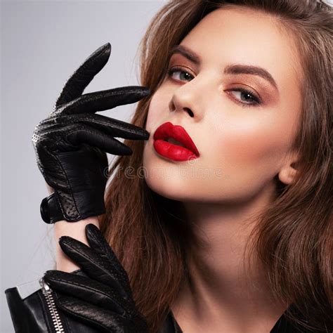 Portr T Der L Chelnden Jungen Frau Mit Hellem Make Up Sch Ner Brunette Mit Hellem Rotem