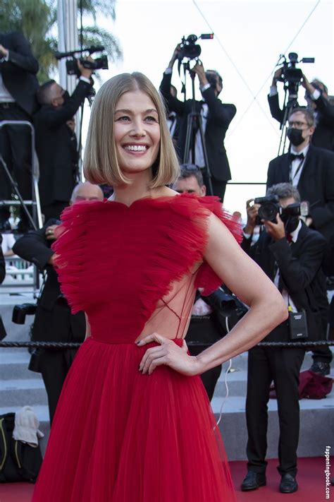Rosamund Pike Mspike Nude OnlyFans Leaks Fappening Page 3 FappeningBook
