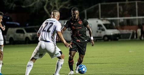 Jhonny Lucas em campo Vitória tem 100 de aproveitamento na Série B