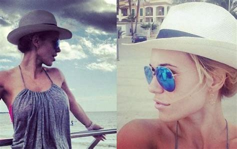 Doda w różowym bikini i kusej sukience Chwila na złapanie słoneczka Plotek