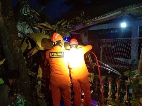 Tabrak Pohon Di Kulon Progo Sopir Terjepit Di Body Truk