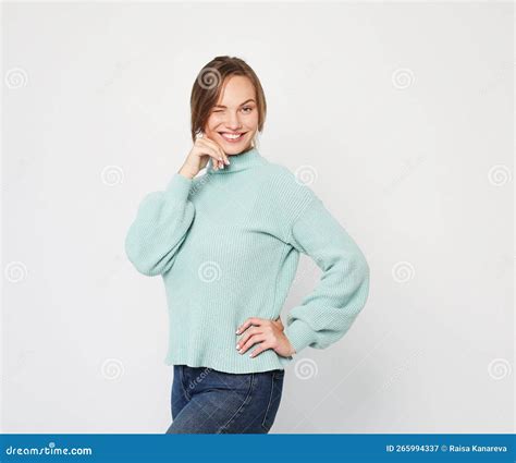 Jolie Jeune Femme Blonde Portant Un Pull Bleu Avec Joli Sourire Image Stock Image Du Bonheur