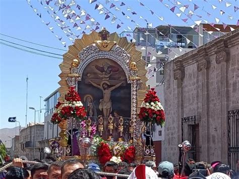 Arequipa fieles acompañan procesión del Señor de los Milagros después