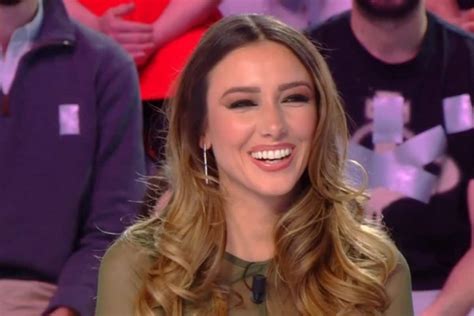 Delphine Wespiser fait une danse endiablée sur le plateau de TPMP vidéo