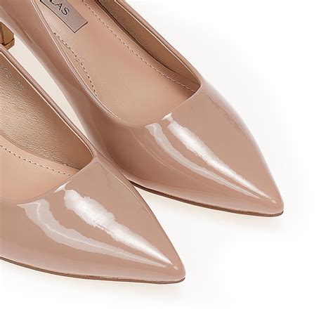 Czółenka nude lakierowane ze szpiczastym noskiem Tsoukalas Shoes
