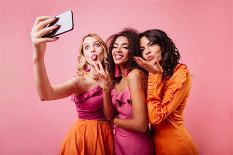 Garota Feliz Latina Mandando Beijo De Ar Mulheres Encantadoras Fazendo Selfie Em Fundo Rosa