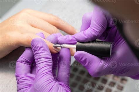 la manicurista hace uñas de gel nude para el cliente el proceso de creación de una manicura