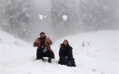 Snowfall brings cheer to tourists in Sonamarg - Greater Kashmir