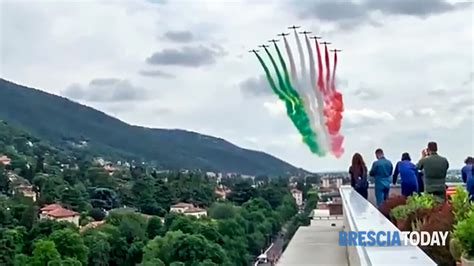 Frecce Tricolori Il Video Del Passeggio Sui Tetti Di Brescia