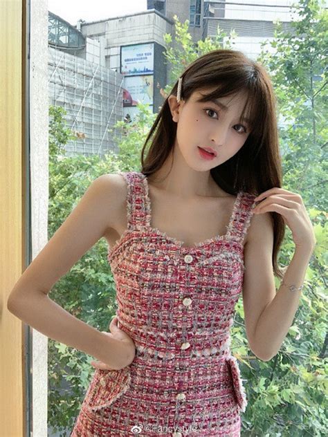 Livestream bán hàng hot girl xinh đẹp vô tình để lộ ngực trần khi buộc tóc