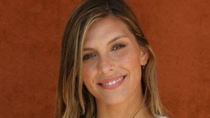 Camille Cerf sexy en lingerie dentelle elle se dévoile en slip et corset couleur dautomne