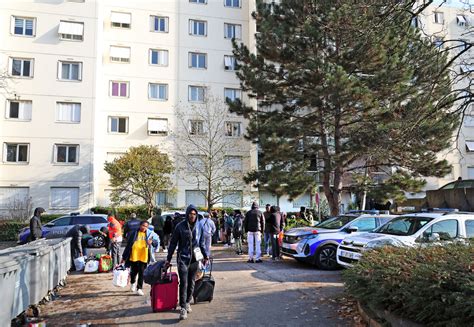 En Images Au Lendemain Du Drame De Vaulx En Velin Recueillement Et