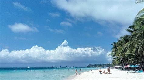 Sengaja Pakai Bikini Bertali Di Pantai Boracay Turis Asal Taiwan Kena Denda Tribun Travel