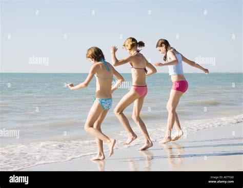 Preteen girls bikini Banque de photographies et dimages à haute résolution Alamy