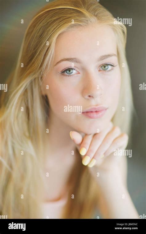Mädchen blonde haare grüne augen Fotos und Bildmaterial in hoher Auflösung Alamy