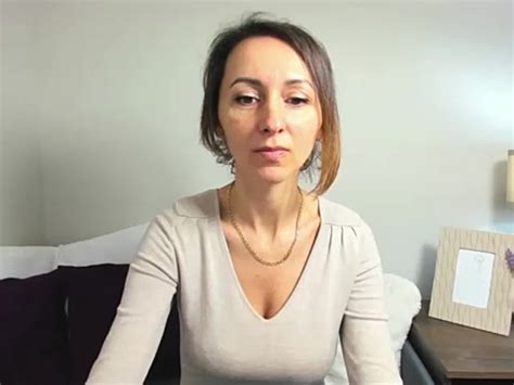 LindaSoSexy Naked Stripping On Cam For Live Sex Video Chat Gyrls