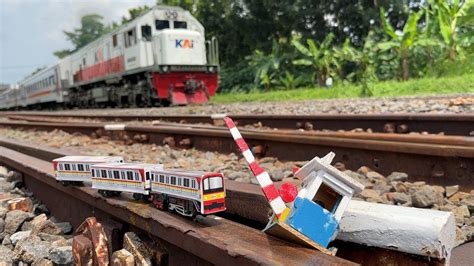 Hunting Kereta Api Beneran Ngebut Melewati Kereta KRL Dan Miniatur