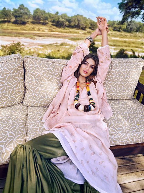 Sexy Bollywood Celebrity Pictures Kriti Sanon Super Hot Vogue India April 2017