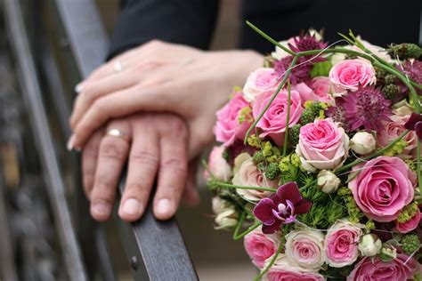 Sommerlicher Blumenstrauß In Rosa Heiraten Mit Braut De