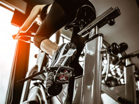 Cómo ajustar la bicicleta de spinning en 5 pasos