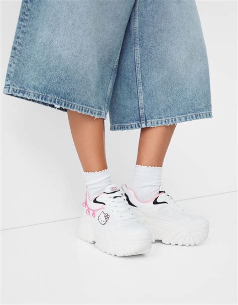 נעלי סניקרס Hello Kitty עם עקב פלטפורמה ושיבוץ אבנים - אישה | Bershka