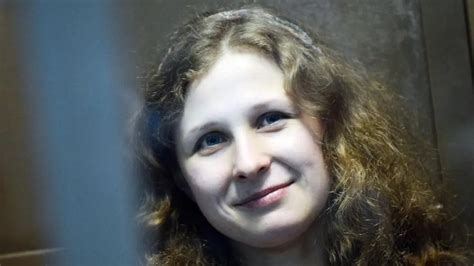 María Aliójina miembro de las Pussy Riot en libertad