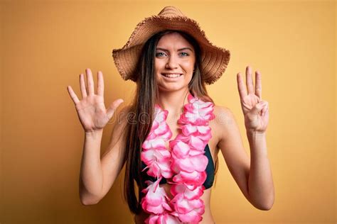 Joven Hermosa Mujer Con Ojos Azules En Vacaciones Vistiendo Bikini Y Hawaiana Lei Mostrando Y