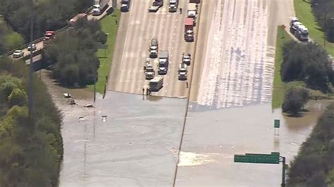 Drivers Rescued After Water Main Break Floods Houston Freeway Nbc 5