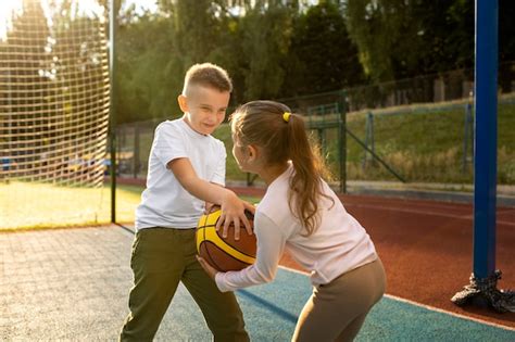 Niños Felices Jugando Al Aire Libre Foto Premium