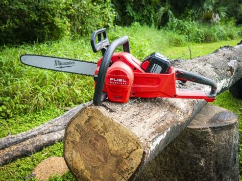 Milwaukee M18 FUEL Chainsaw Video Review - Shop Tool Reviews