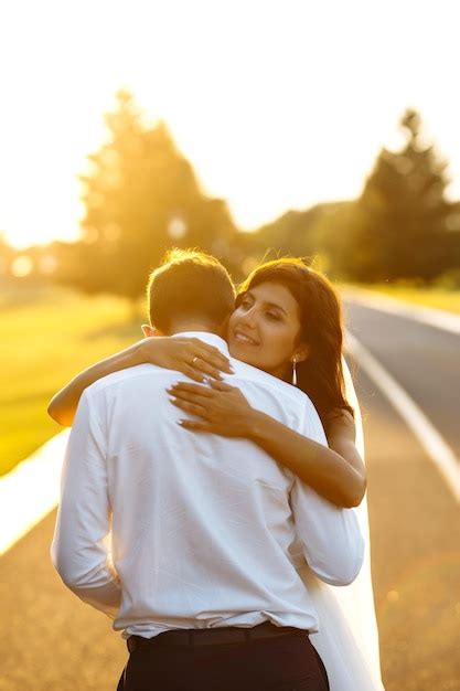 Encantadora Pareja De Novios Al Atardecer Novia Novio En Traje De Novia