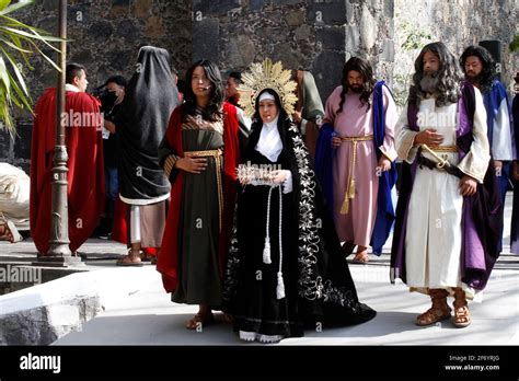 Fieles católicos recrean la vía Crucis durante el Viernes Santo como