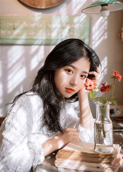 Hot girl trường Kinh tế quốc dân sở hữu gương mặt đẹp không góc chết Báo Dân trí