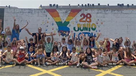 Los J Venes De Los Campamentos De Verano De Curtis Pintan Un Mural Con