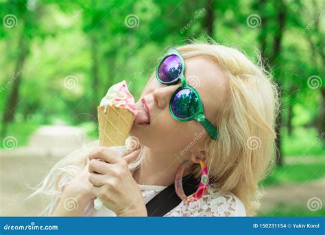 La Belle Jeune Fille Blonde Avec La Cr Me Glac E Dans Des Ses Mains L Che La Cr Me Glac E Sur