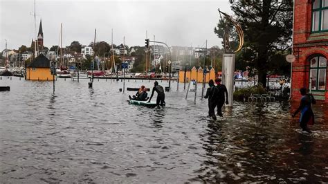 Ostsee Sturmflut Gemeinden Und Land Kritisieren Schaulustige