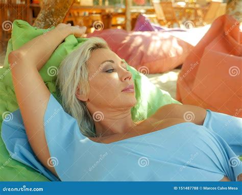De Jonge Mooie En Gelukkige Blonde Vrouw Met Blauwe Ogen Ontspande En Koelde Het Liggen Op