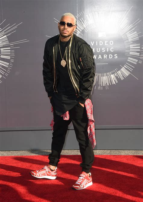 2014 MTV VMAs: Chris Brown Hits Red Carpet Solo (PHOTOS) | Global Grind