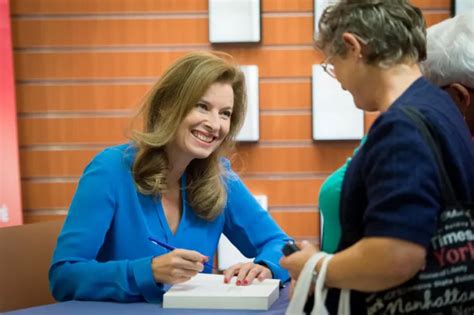 Photos Valérie Trierweiler à la rencontre de son public pour la