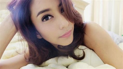 Seksinya Tyas Mirasih Saat Pakai Bikini Di Kolam Renang Entertainment Fimela