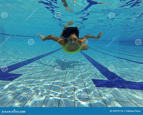 Retrato De La Belleza En El Bikini Que Sonr E Bajo El Agua Foto De Archivo Imagen De Piscina
