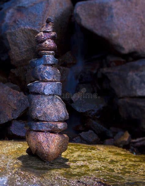 Pilha De Pedra Molhada Do Monte De Pedras Foto De Stock Imagem De