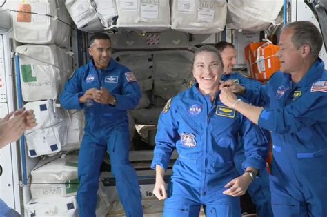 Gli Astronauti Di Spacex Crew Dragon Arrivano Alla Stazione Spaziale