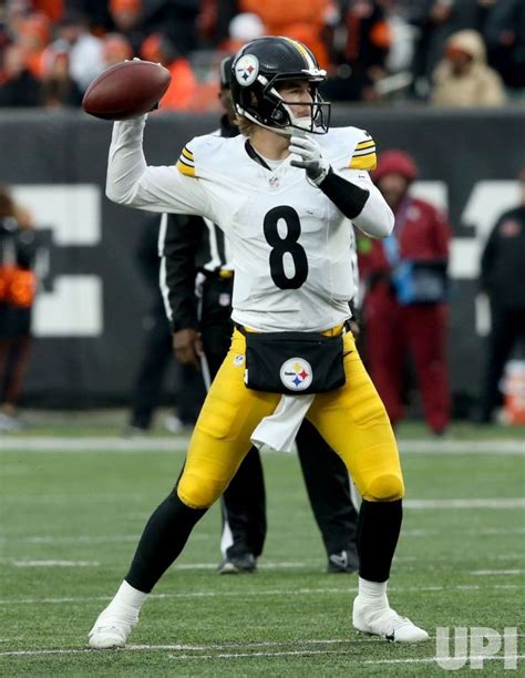 Photo Steelers Quarterback Kenny Pickett Throws The Football