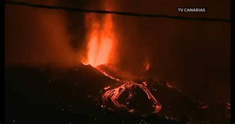 Canarie Si Risveglia Il Vulcano Dell Isola Di La Palma Mila Persone